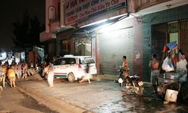 Hàng chục người cứu bé gái dưới gầm taxi