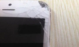 Góc phải của chiếc iPhone 5 bị nổ khiến nhiều mảnh vỡ văng vào mắt của nạn nhân