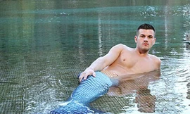 Chàng trai thích làm... nàng tiên cá