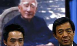 Bạc Qua Qua (bên trái) và ông Bạc Hy Lai