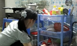 Kinh tế khó khăn 'đánh gục' 2 bằng đại học