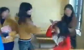 Lộ clip nữ sinh nhảy lên bàn học tát nhau