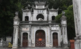 Cửa đền, chùa vắng lặng trong ngày mùng 1 