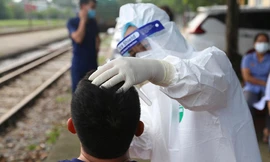 Lấy mẫu xét nghiệm toàn bộ người dân khu cách ly ở Việt Hùng - Đông Anh 