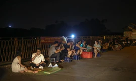 Thanh niên tụ tập ăn nhậu, hóng gió trên cầu Long Biên lúc đêm khuya bất chấp lệnh cấm