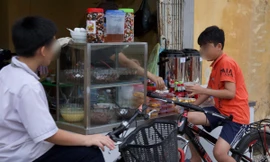 'Ẩn hoạ' thực phẩm bẩn, đồ ăn vặt không nguồn gốc bủa vây cổng trường