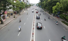 Phố phường Hà Nội vắng vẻ khác lạ trong ngày đầu tuần