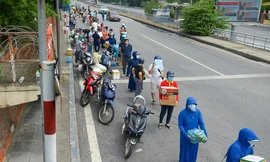 Người Hà Nội 'đội nắng' xếp hàng dài gửi đồ tiếp tế vào khu phong toả Chương Dương