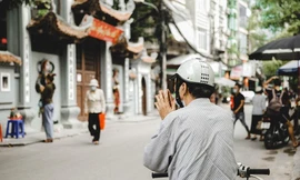 Đền chùa Hà Nội đóng cửa, người dân vái vọng từ xa trong ngày mùng 1