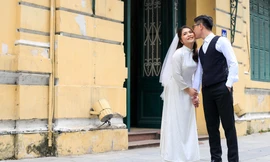 Người dân Hà Nội đổ về Hồ Gươm đi dạo, chụp ảnh tận hưởng ngày nắng ấm