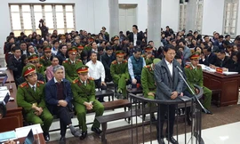 Các bị cáo trong phiên tòa sáng 27/2