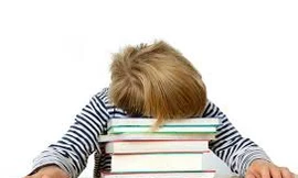 Đầu năm học mới, các cha mẹ thường than là con không tự giác học bài. Ảnh minh họa