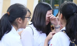 Học sinh khóc sau khi thi môn Toán vào lớp 10 THPT ở Hà Nội năm 2019 (Ảnh: Thuý Nga). 