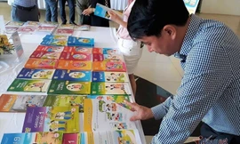 Các bộ sách giáo khoa lớp 1 được giới thiệu tại một hội thảo cuối tháng 11. Ảnh: Thanh Hùng