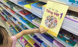 Nhà trường lựa chọn sách giáo khoa lớp 1. Ảnh minh họa