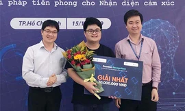 Anh Trần Bảo Toàn (đứng giữa) đến từ ĐH Duy Tân được trao giải Nhất tại cuộc thi ERC2019