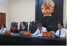 HĐXX phiên toà xét xử sơ thẩm vụ gian lận điểm thi trong kỳ thi THPT năm 2018 công bố mẹ của Phó trưởng Đoàn đại biểu Quốc hội tỉnh Hà Giang đã tác động, nhờ xem điểm cho cháu, nhưng sau đó thí sinh này đã được nâng điểm