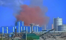 Đám khói bụi màu hồng cỡ lớn phát tán ra môi trường khiến người dân địa phương hết sức lo lắng. Ảnh do người dân cung cấp 