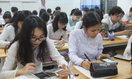 Học sinh lớp 12A7, Trường THPT Trần Hữu Trang đang làm bài kiểm tra giữa kỳ môn Toán. Ảnh: Internet