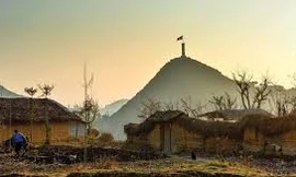 'Nơi cúi mặt sát đất, ngẩng mặt đụng trời' chỉ địa danh nào của Hà Giang?