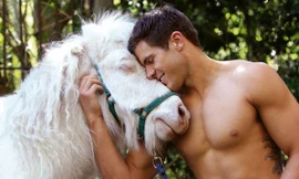 Dàn lính cứu hỏa body 6 múi chụp ảnh với động vật 'đốn tim' phái nữ