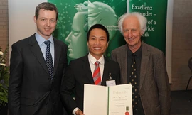 Một lần nữa những đóng góp của GS. Nguyễn Xuân Hùng (đứng giữa) lại được thế giới ghi nhận