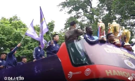 Quang Hải rước Cup vô địch cùng đồng đội trên buýt 2 tầng