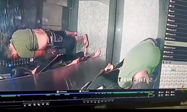 Người đàn ông “vô tư” tè trong thang máy chung cư, bị camera ghi lại