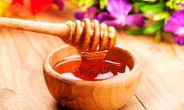 Mật ong chứa nhiều vitamin B, C, các khoáng chất quan trọng như canxi, kẽm, kali,...giúp giảm cảm giác bồn chồn, lo âu, giúp ngủ ngon. Ảnh: Internet