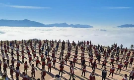 Khung cảnh trường học đầy thơ mộng giữa bốn bề mây trắng vây quanh. Ảnh: Triệu Tư