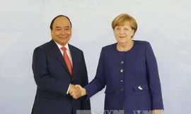 Thủ tướng Đức Angela Merkel đón Thủ tướng Nguyễn Xuân Phúc . (Ảnh: Thống Nhất/TTXVN)