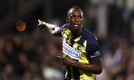  Usain Bolt lập cú đúp ngay trận đá chính đầu tiên