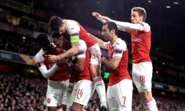  Aubameyang ăn mừng cùng đồng đội