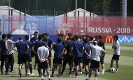 HLV Akira Nishino xin lỗi học trò trên sân tập