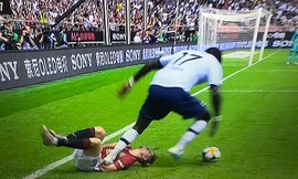 Pha bóng Sissoko đạp vào Daniel James khiến M.U phẫn nộ.