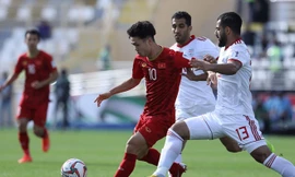 Công Phượng đi trong trước các cầu thủ Iran. Ảnh: Zing