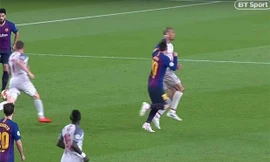 Hình ảnh cho thấy Messi đã dùng tay đấm Fabinho
