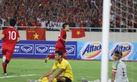 Nguyễn Quang Hải ăn mừng trước Malaysia.