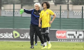 HLV Ivan Jovanovic hướng dẫn ngôi sao UAE, Omar Abdulrahman trong một buổi tập.