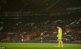 Phản đối ông chủ, cổ động viên M.U rủ nhau bỏ về