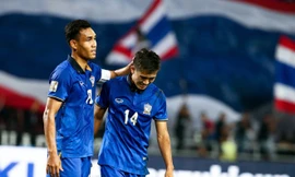 Sarawut Masuk (số 14) từng là ngôi sao lớn của bóng đá Thái Lan.