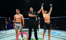 Gabriel Benitez (trái) chấp nhận thất bại trước Morales.