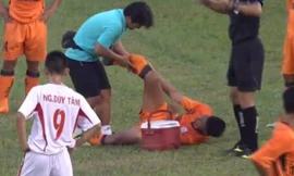 Duy Bảo gãy chân vì vào bóng thô bạo với đối thủ