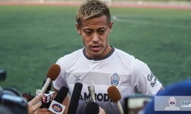 Keisuke Honda trả lời phóng viên sau buổi tập đầu tiên với Campuchia