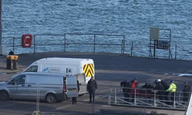 Thi thể Emiliano Sala được đưa lên bờ vào hôm qua