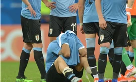 Luis Suarez bật khóc sau trận thua của Uruguay.