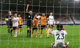 Luiz nhận thẻ đỏ sau pha kéo người 