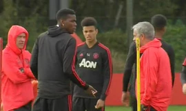 Paul Pogba tỏ thái độ với Jose Mourinho trên sân tập M.U