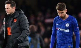 HLV Lampard và học trò cúi đầu trước Bayern.