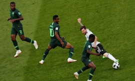 Messi và đồng đội giành vé đi tiếp đầy kịch tính. Ảnh: Reuters